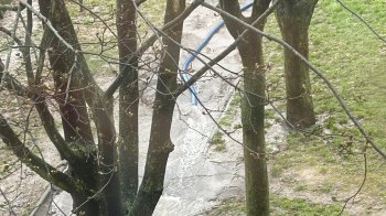 Комунальники у Львові зливають воду з каналізації на тротуари