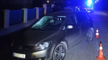 ДТП сталася увечері, чоловік, на якого наїхав автомобіль, помер у автомобілі медиків, фото поліції