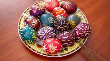 Львівські кухарі розфарбували майже 6 тисяч яєць для біженців