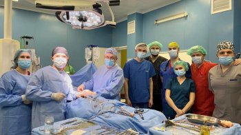 Мама стала доноркою для сина: львівські медики пересадили нирку 17-річному хлопцеві