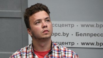 Протасевич сидить на лавочці