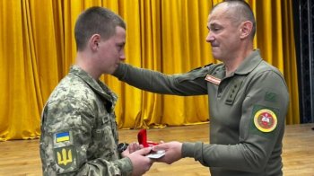 Сину загиблої захисниці вручили кулон-оберіг “Батьківське серце”