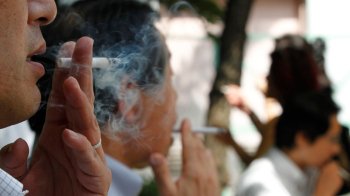 Прокурили зарплату: трьох держслужбовців оштрафували, бо вони занадто часто курили