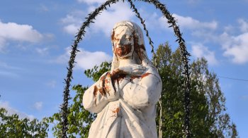 Поліція шукає вандалів, які спаплюжили фігуру Богородиці в центрі Жовкви