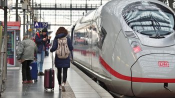 Українці продовжать безкоштовно їздити потягом з Польщі до Німеччини: що для цього потрібно