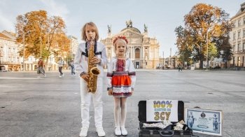 Співала українські пісні у центрі Львова: п‘ятирічна дівчинка встановила рекорд як наймолодша волонтерка