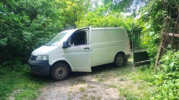 Невдало здав назад: на Львівщині водій буса наїхав на свою дружину