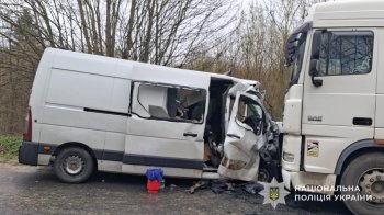 На Золочівщині мікроавтобус зіткнувся з вантажівкою: троє травмованих