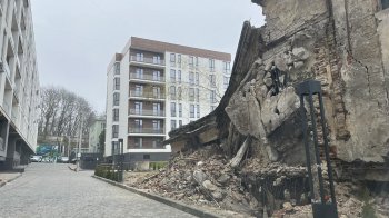 Становить загрозу для перехожих: у Личаківському районі Львова обвалюється будівля