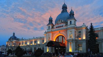 На вокзалі Львова встановлять 22-метрову ялинку до Різдва