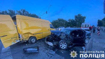 На Стрийщині через ДТП з мікроавтобусом водій BMW потрапив у реанімацію