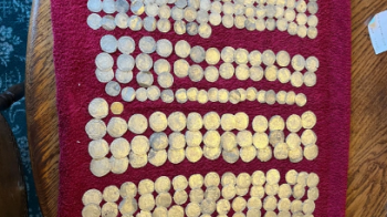 Золото та срібло: у Великій Британії чоловік знайшов скарб, який пролежав у землі 400 років