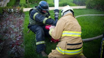 Рятувальники на місці ракетного удару по Одесі 29 квітня, фото ДСНС