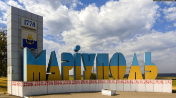 Тіла вантажать на трактори: у Маріуполі почали ексгумацію померлих