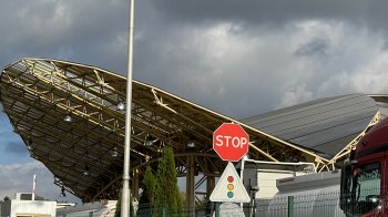 На кордоні стоять машини