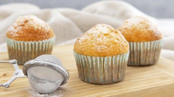 Пухкі та ніжні кекси на кефірі: як приготувати випічку з доступних продуктів