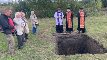 У селі на Львівщині перепоховали останки 65 людей, знайдені під час ремонту дороги
