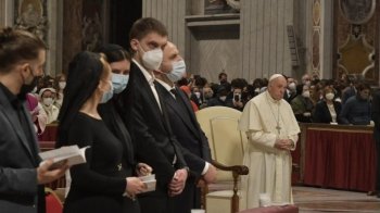 Під час пасхальної меси папа Франциск привітався українською та засудив жорстокість війни