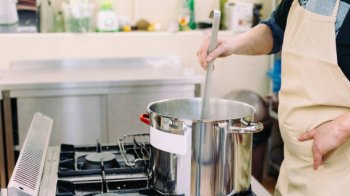 Кухарку львівської психлікарні оштрафували за побиття каструлею під час конфлікту