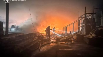 На Львівщині рятувальники п’ять годин гасили пожежу на деревообробному підприємстві