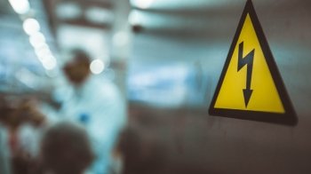 Зачепив дроти та ледь не помер: поблизу Львова чоловіка вдарило струмом в авто під час розвантаження вантажу