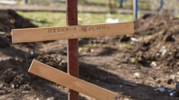 У Маріуполі поновили ексгумацію: тіла без ідентифікації ховають у братську могилу