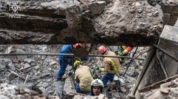 Рятувальники ліквідовують наслідки російської атаки на Київ, фото ДСНС