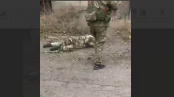 Російські військові на камеру розстріляли пораненого українського захисника