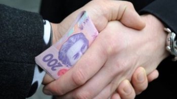 На хабарі в 4 тис. доларів затримали двох поліцейських з Червоноградщини