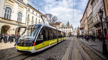 Пережила клінічну смерть: у Львові контролери врятували водійку трамвая