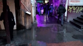 На пішохідній вулиці у центрі Львова утворюється велика калюжа (фото)