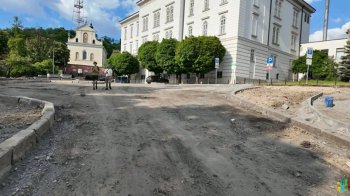 Підрядник зріже частно свіжо покладеного асфальту на вулиці в центрі Львова