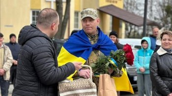 У Добротвірській громаді після реабілітації зустріли звільненого з полону земляка