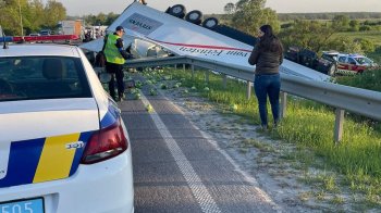 Загинула жінка та двоє доньок: у мережі з’явилось відео наслідків ДТП на Львівщині