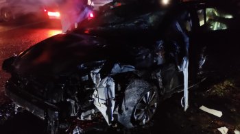 Розтрощена автівка лежить після аварії