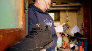 «Сіли й в чому були поїхали»: історія переселенця з Маріуполя, який відкрив у Львові шевську справу