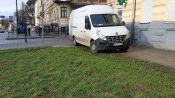 Варто було б встановити стовпчики: у Львові містяни поскаржилися на водіїв, які паркуються на газоні на Личаківській