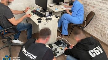 СБУ викрила дві ботоферми на майже 7 тисяч фейкових акаунтів
