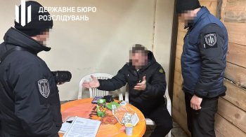 ДБР затримало військового та його спільника за продаж авто, ввезених для потреб ЗСУ