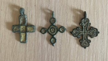 До Львівського історичного музею митники передали натільні хрестики XI-XIII століття