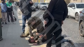Військовий допоміг затримати пасажира, який напав на львівського котролера