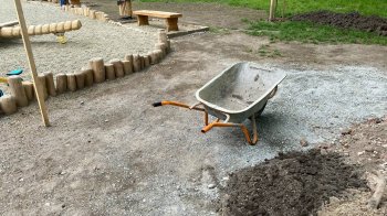 Дорожня техніка і будматеріали: майданчик у Львові, де травмувалась дитина, продовжує працювати (фото)