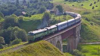 Потяги через Львів до популярних курортних міст курсуватимуть довше