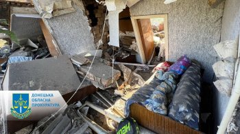 Через обстріл Донеччини під завалами дому опинилася ціла родина