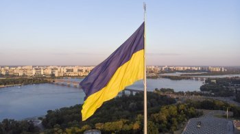 У Києві буревій пошкодив найбільший прапор України