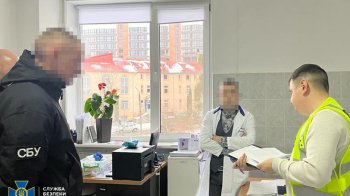 Правоохоронці обшукали помешкання, кабінети й автомобілі лікарів і знайшли гроші, фото ГУ СБУ в Чернівецькій області