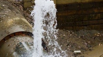 Через масштабний прорив водогону у Львові перекрили вулицю і змінили трамвайний маршрут