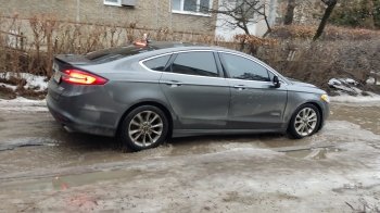 Машини «пливуть»: у Львові жителі скаржаться на жахливу дорогу в Залізничному районі