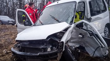 Біля Стрия рятувальники витягнули двох людей із затиснутого авто після ДТП