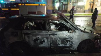 Уночі у Львові на вулиці Бандери згорів кросовер Volkswagen Tiguan (фото)